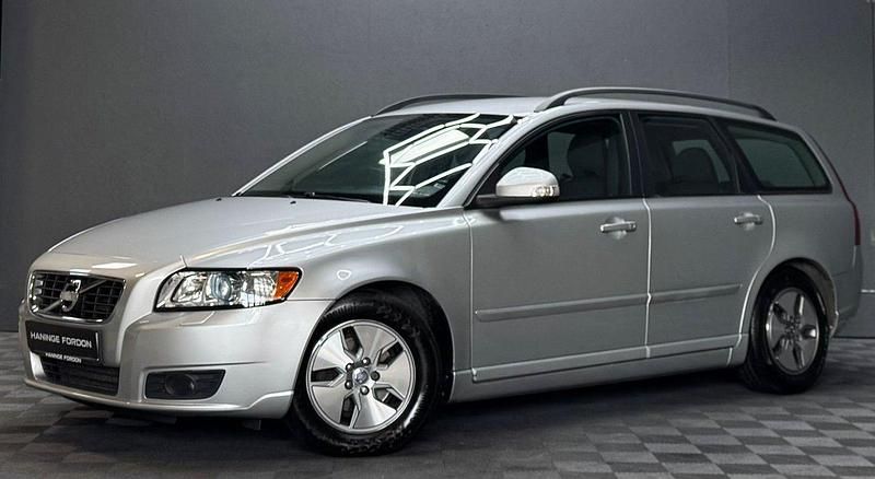 Ljusgrå (grå) Begagnad 2011 Volvo V50 Momentum Kombi | 74 900 kr (Marknadspris) - Bild 1/4