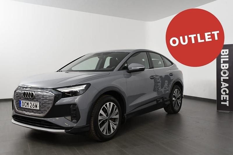 Grå Begagnad 2022 Audi Q4 Sportback e-tron Comfort SUV | 409 500 kr (Superpris) - Bild 1/4