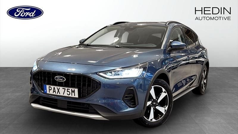 Blå (blue) Begagnad 2022 Ford Focus Active Halvkombi | 199 900 kr (Marknadspris) - Bild 1/4