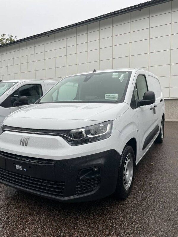 Vit Begagnad 2023 Fiat Doblò Minibuss | 324 875 kr (Dyr) - Bild 1/4