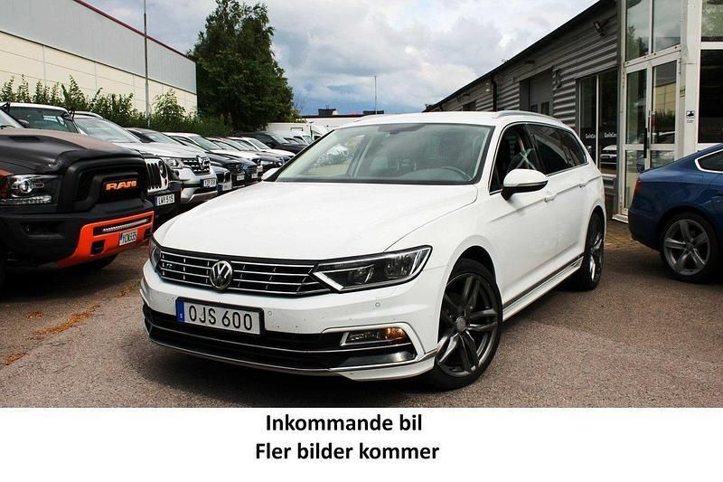 Vit Begagnad 2017 VW Passat R-line Kombi | 208 900 kr (Marknadspris) - Bild 1/2