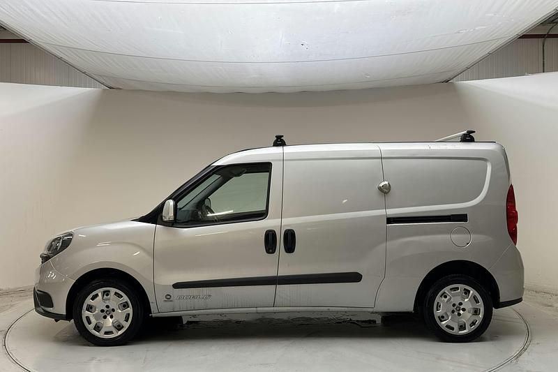 Begagnad Fiat Doblò 120 HK (88 kW) 2021 Grå Minibuss