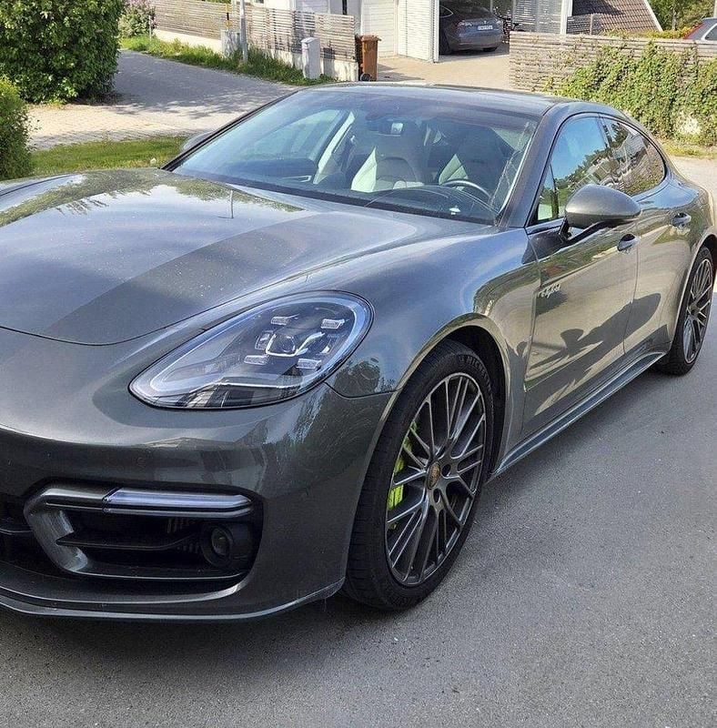 Grå Begagnad 2023 Porsche Panamera 4 Sedan | 895 000 kr (Superpris) - Bild 1/4