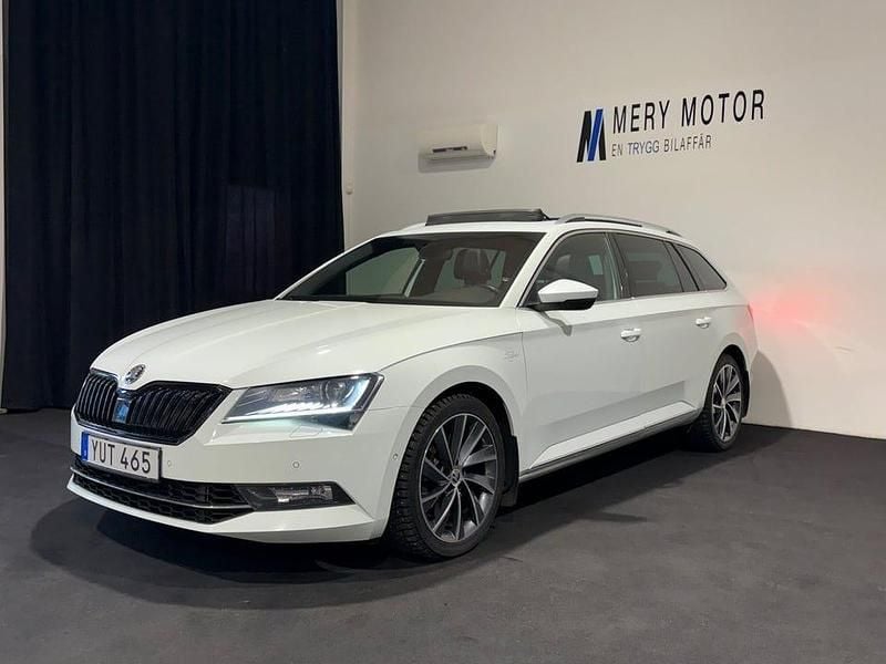 Vit Begagnad 2018 Skoda Superb Kombi | 234 800 kr (Marknadspris) - Bild 1/4