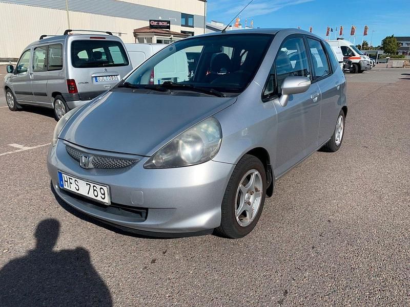 Silver Begagnad 2007 Honda Jazz Halvkombi | 19 900 kr (Marknadspris) - Bild 1/4