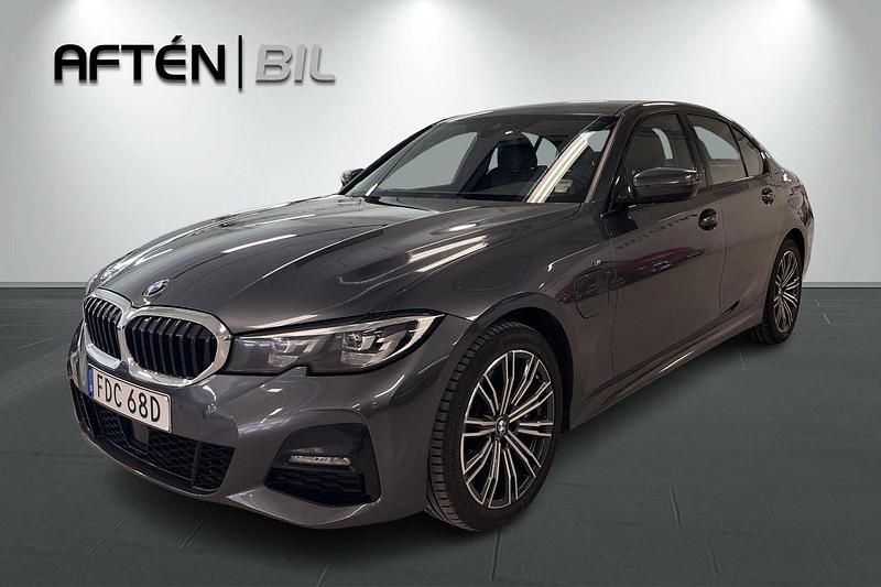 Grå Begagnad 2020 BMW 330e Shadowline Sedan | 314 900 kr (Marknadspris) - Bild 1/4