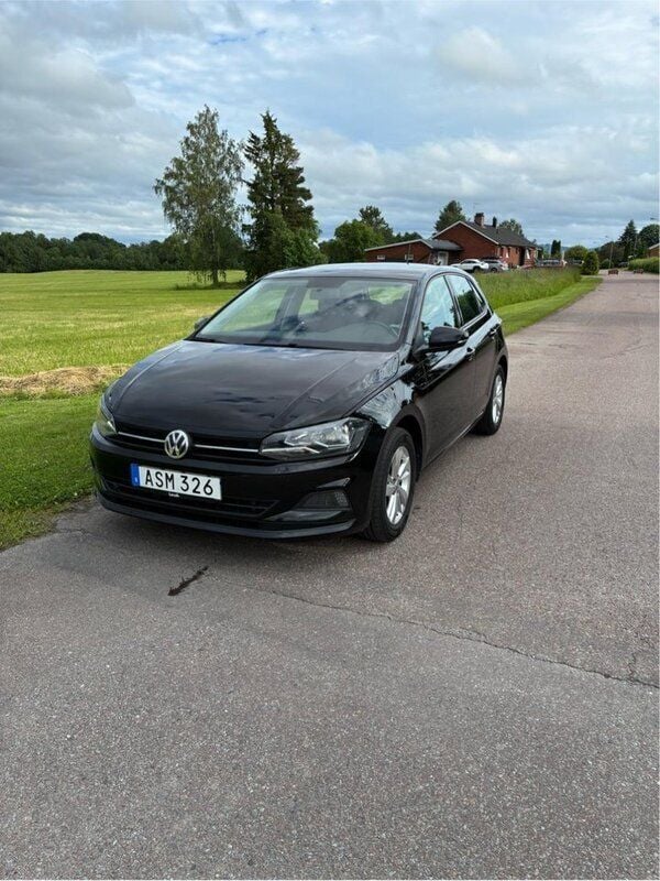 Svart Begagnad 2019 VW Polo Halvkombi | 120 000 kr (Marknadspris) - Bild 1/4