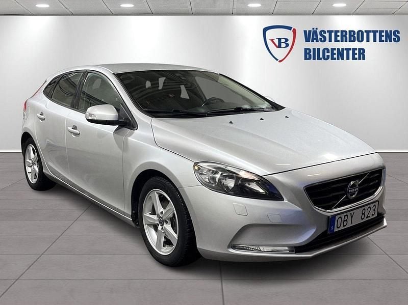 Silver Begagnad 2014 Volvo V40 Kinetic Kombi | 124 900 kr (Marknadspris) - Bild 1/4
