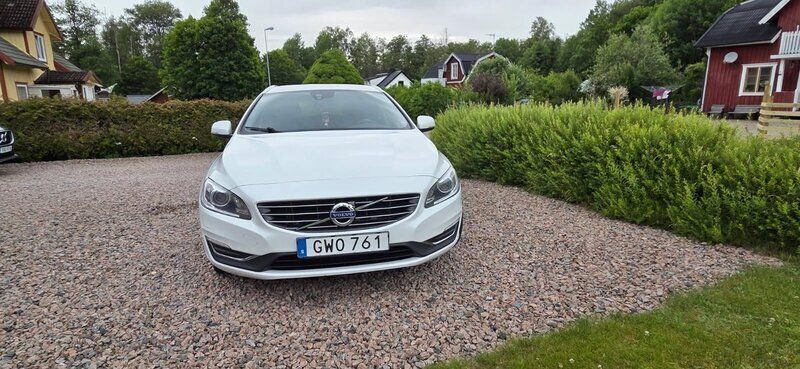 Vit Begagnad 2016 Volvo V60 Momentum Kombi | 126 000 kr (Marknadspris) - Bild 1/4