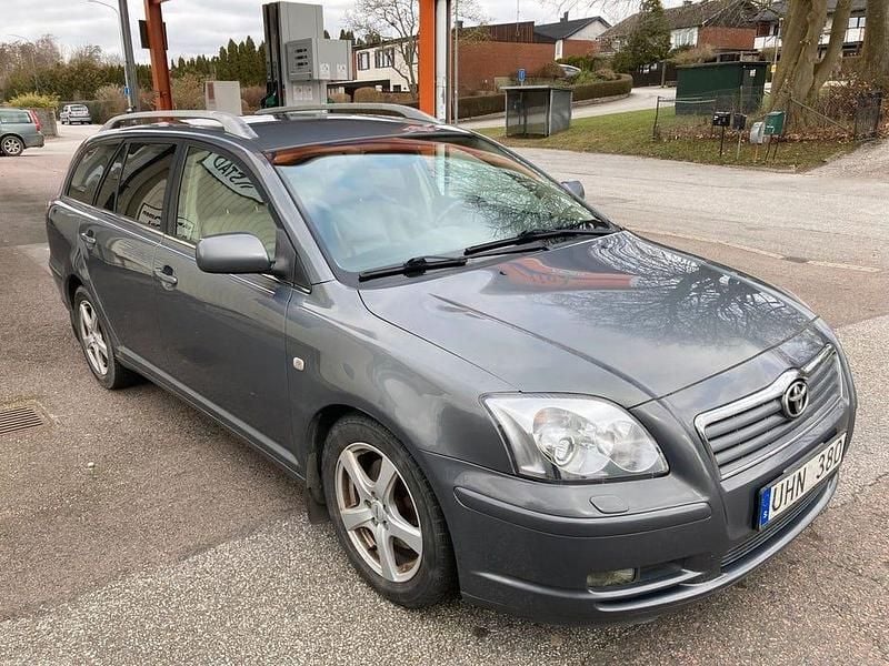 Begagnad Toyota Avensis 147 HK (108 kW) 2003 Grå Kombi