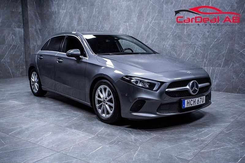 Mörkgrå Begagnad 2018 Mercedes A180 Halvkombi | 214 800 kr (Marknadspris) - Bild 1/4