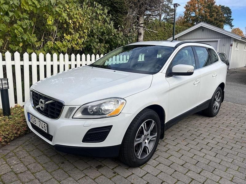 Vit Begagnad 2013 Volvo XC60 Momentum SUV | 76 000 kr (Superpris) - Bild 1/4