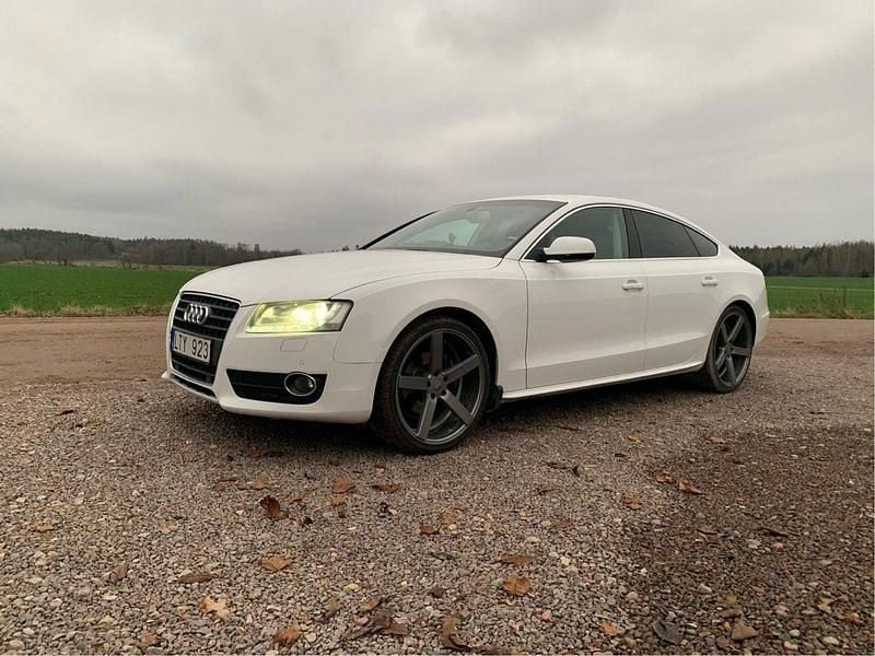Vit Begagnad 2011 Audi A5 Sportback Comfort Halvkombi | 95 000 kr (Marknadspris) - Bild 1/4