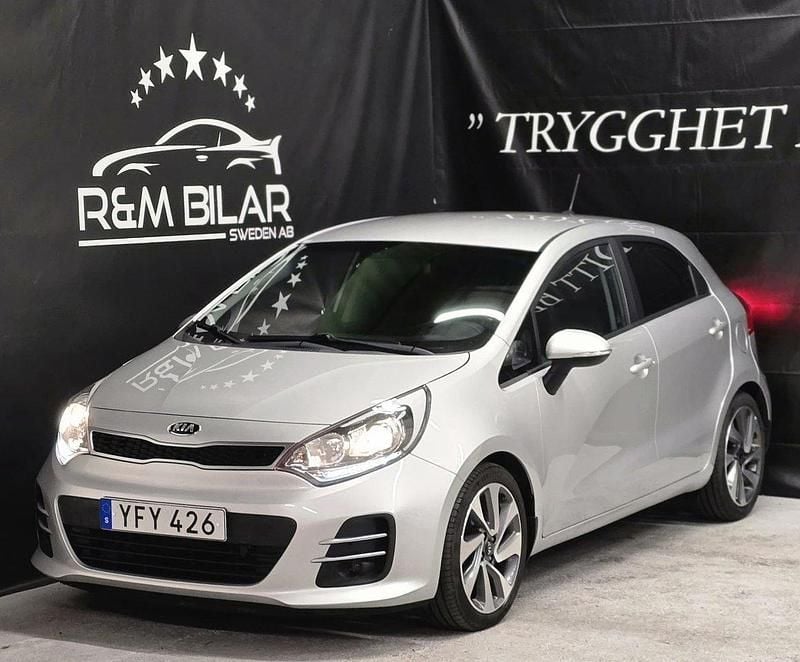 Grå Begagnad 2016 Kia Rio Halvkombi | 99 800 kr (Marknadspris) - Bild 1/4