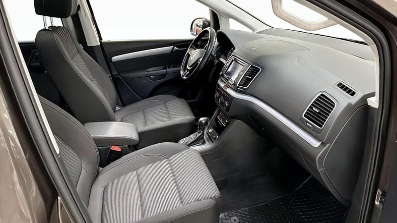 Begagnad VW Sharan 150 HK (110 kW) 2019 Brun Minibuss