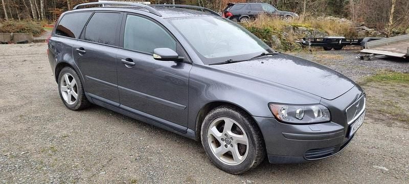 Grå Begagnad 2005 Volvo V50 Kombi | 26 500 kr (Marknadspris) - Bild 1/4
