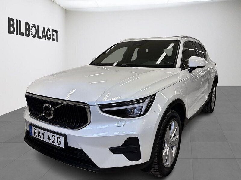 Vit Begagnad 2023 Volvo XC40 Core SUV | 339 500 kr (Bra pris) - Bild 1/4