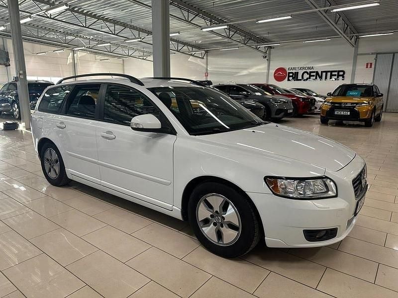 Vit Begagnad 2011 Volvo V50 Momentum Kombi | 68 000 kr (Marknadspris) - Bild 1/4