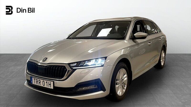 Silver (brilliant silver metallic) Begagnad 2023 Skoda Octavia Ambition Kombi | 269 900 kr (Marknadspris) - Bild 1/4