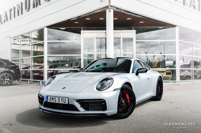 Ljusgrå Begagnad 2023 Porsche 911 Carrera 4 GTS Sportkupé | 1 899 000 kr (Marknadspris) - Bild 1/4