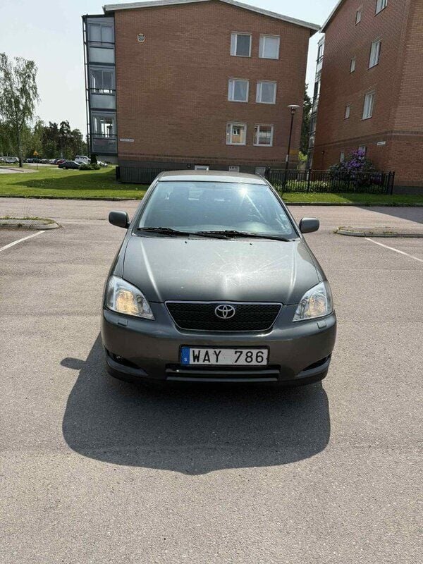 Grå Begagnad 2004 Toyota Corolla Halvkombi | 35 900 kr (Marknadspris) - Bild 1/4