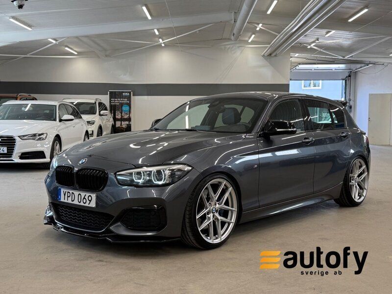 Grå Begagnad 2017 BMW M140 M Sport Halvkombi | 309 900 kr (Bra pris) - Bild 1/4