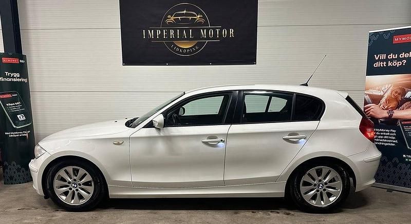 Vit Begagnad 2011 BMW 118 Halvkombi | 52 000 kr (Marknadspris) - Bild 1/4