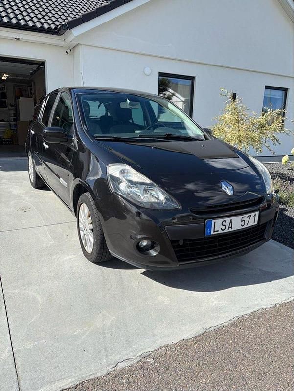 Svart Begagnad 2011 Renault Clio R.S. Halvkombi | 35 000 kr (Marknadspris) - Bild 1/4