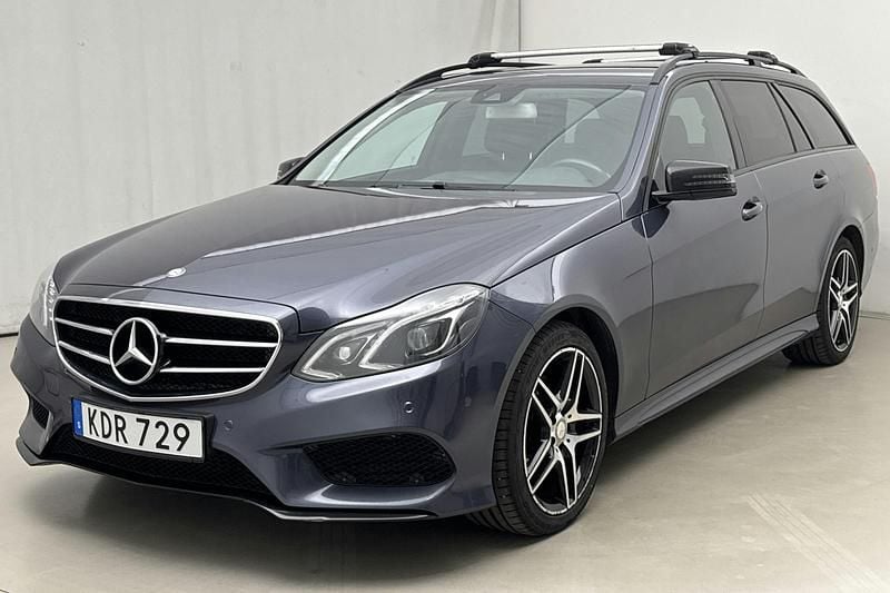 Blå Begagnad 2016 Mercedes E220 AMG line Kombi | 187 500 kr (Superpris) - Bild 1/4