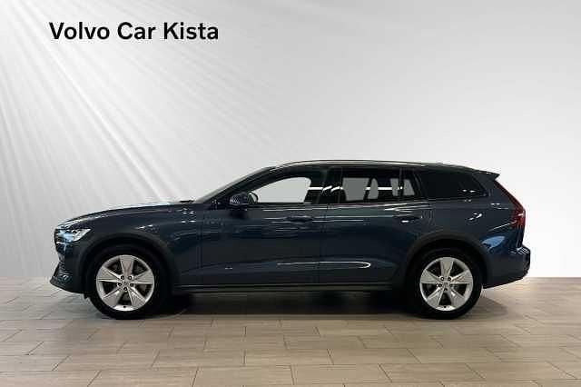 Begagnad Volvo V60 CC Core 197 HK (144 kW) 2023 Kombi