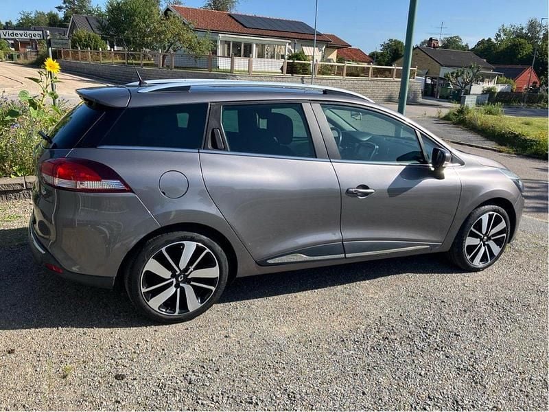 Grå Begagnad 2016 Renault Clio GrandTour Kombi | 71 000 kr (Bra pris) - Bild 1/4