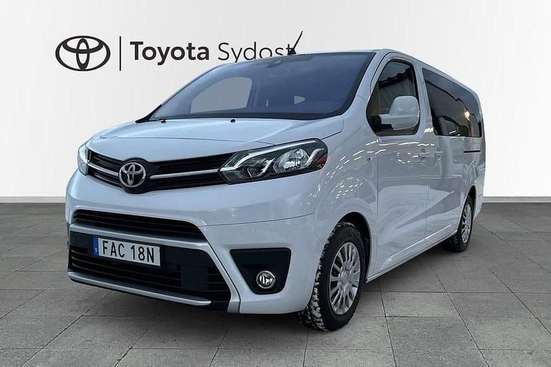 Vit Begagnad 2024 Toyota Proace Verso Kombi | 379 000 kr (Bra pris) - Bild 1/4