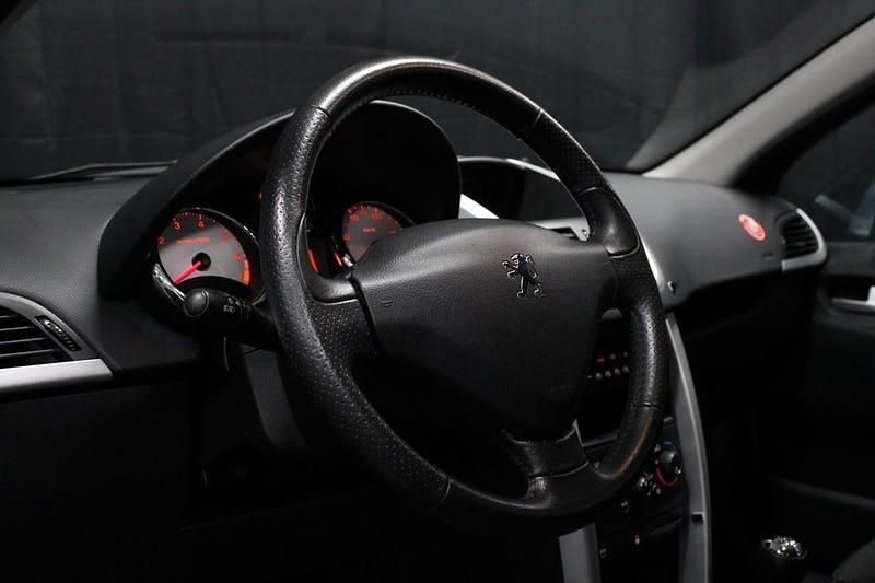 Begagnad Peugeot 207 95 HK (69 kW) 2011 Ljusblå Halvkombi