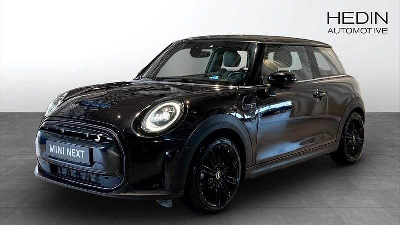 Svart (black) Begagnad 2022 Mini Cooper SE Halvkombi | 224 700 kr (Marknadspris) - Bild 1/4
