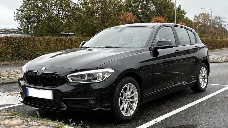 Svart Begagnad 2016 BMW 116 Advantage Halvkombi | 89 990 kr (Marknadspris) - Bild 1/4