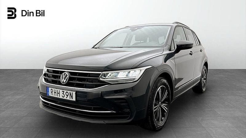 Grå (urano grey) Begagnad 2023 VW Tiguan Life SUV | 329 900 kr (Marknadspris) - Bild 1/4