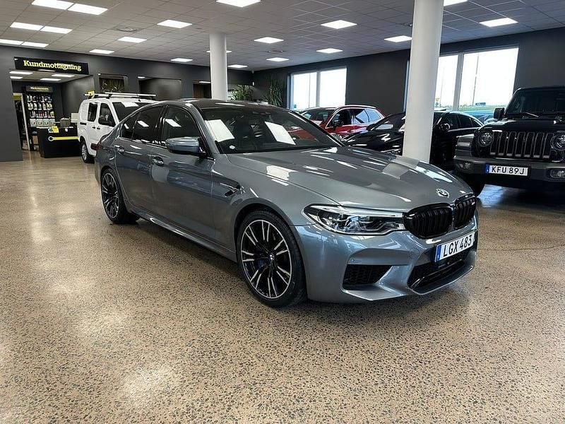 Grå Begagnad 2018 BMW M5 Sedan | 699 900 kr (Marknadspris) - Bild 1/4