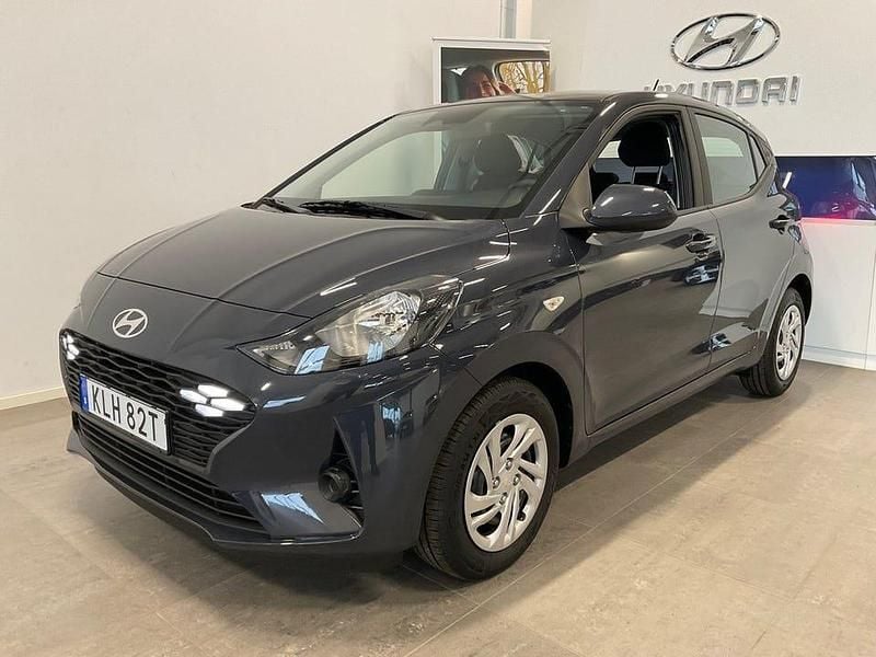 Grå Ny 2025 Hyundai i10 Essential Halvkombi | 174 000 kr (Marknadspris) - Bild 1/4