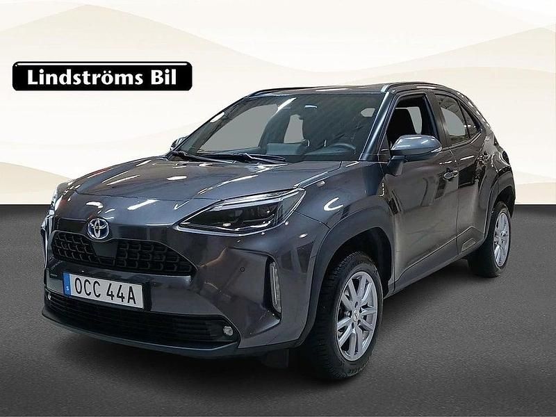 Mörkgrå Begagnad 2023 Toyota Yaris Cross Active SUV | 279 900 kr (Marknadspris) - Bild 1/3
