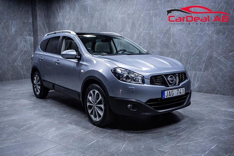 Grå Begagnad 2011 Nissan Qashqai +2 SUV | 129 800 kr (Dyr) - Bild 1/4
