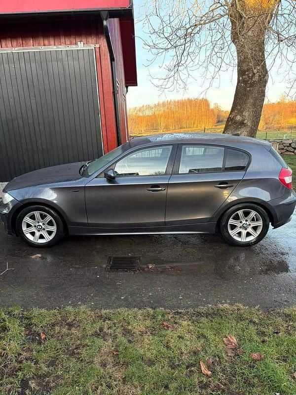 Begagnad BMW 120 150 HK (110 kW) 2006 Halvkombi