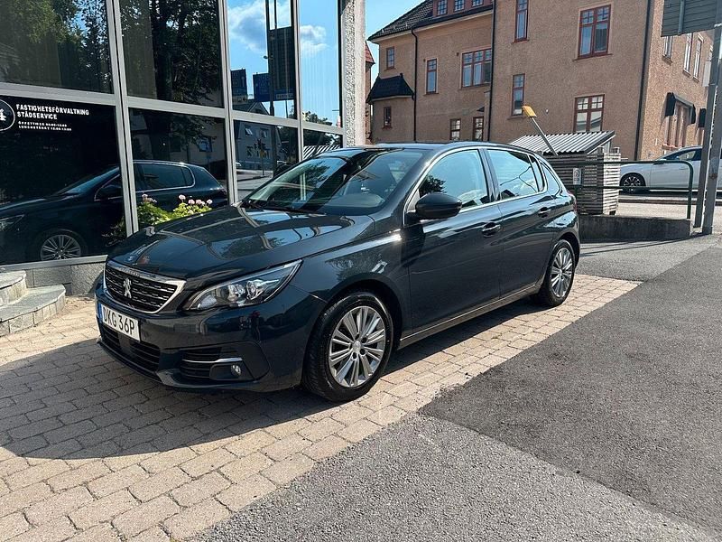 Mörkgrå Begagnad 2019 Peugeot 308 Allure Halvkombi | 129 800 kr (Marknadspris) - Bild 1/4