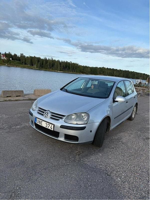 Silver Begagnad 2004 VW Golf IV Comfortline Halvkombi | 26 000 kr (Marknadspris) - Bild 1/4