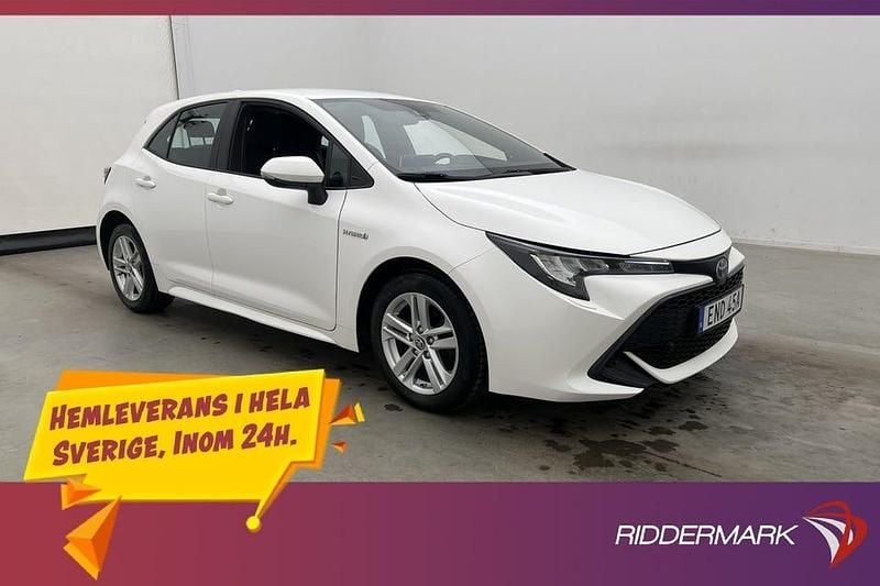 Vit Begagnad 2021 Toyota Corolla Hybrid Active Halvkombi | 199 800 kr (Bra pris) - Bild 1/3