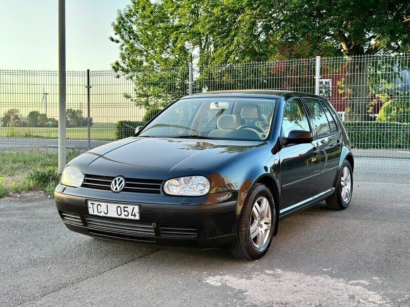 Svart Begagnad 2002 VW Golf IV Comfortline Halvkombi | 26 000 kr (Marknadspris) - Bild 1/4