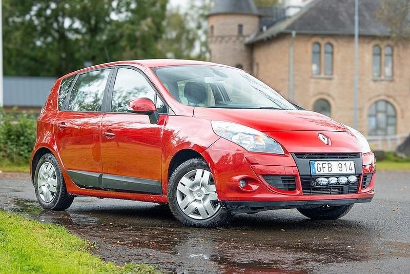 Röd Begagnad 2010 Renault Scénic III Minibuss | 74 000 kr (Marknadspris) - Bild 1/4