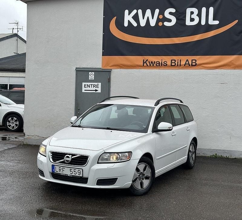 Vit Begagnad 2011 Volvo V50 Kinetic Kombi | 32 900 kr (Marknadspris) - Bild 1/4