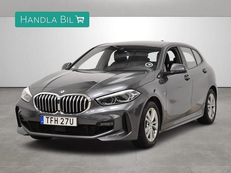 Grå Begagnad 2020 BMW 118 M Sport Halvkombi | 219 900 kr (Marknadspris) - Bild 1/4