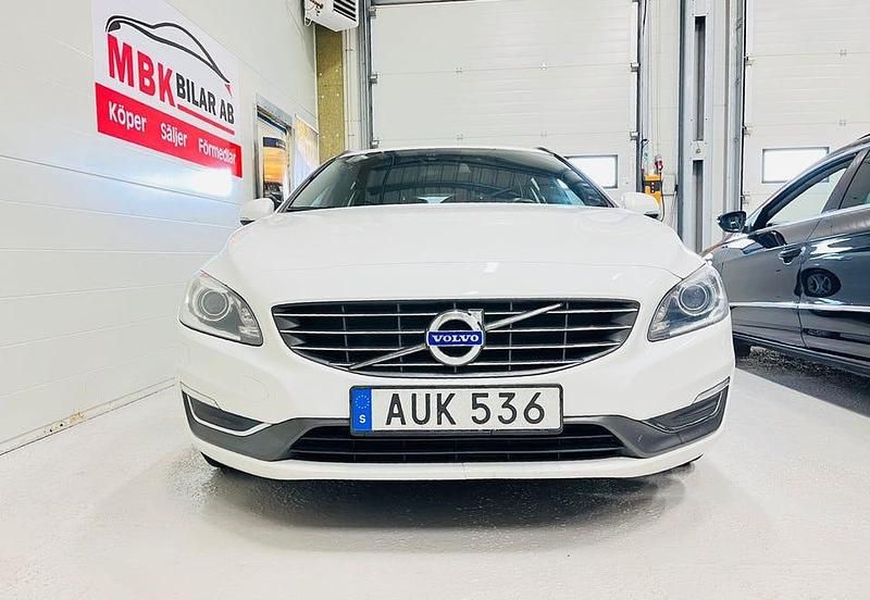 Begagnad Volvo V60 Momentum 136 HK (100 kW) 2014 Vit Kombi