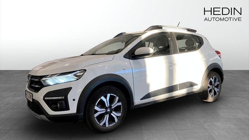 Vit Begagnad 2023 Dacia Sandero Stepway Halvkombi | 164 800 kr (Marknadspris) - Bild 1/4